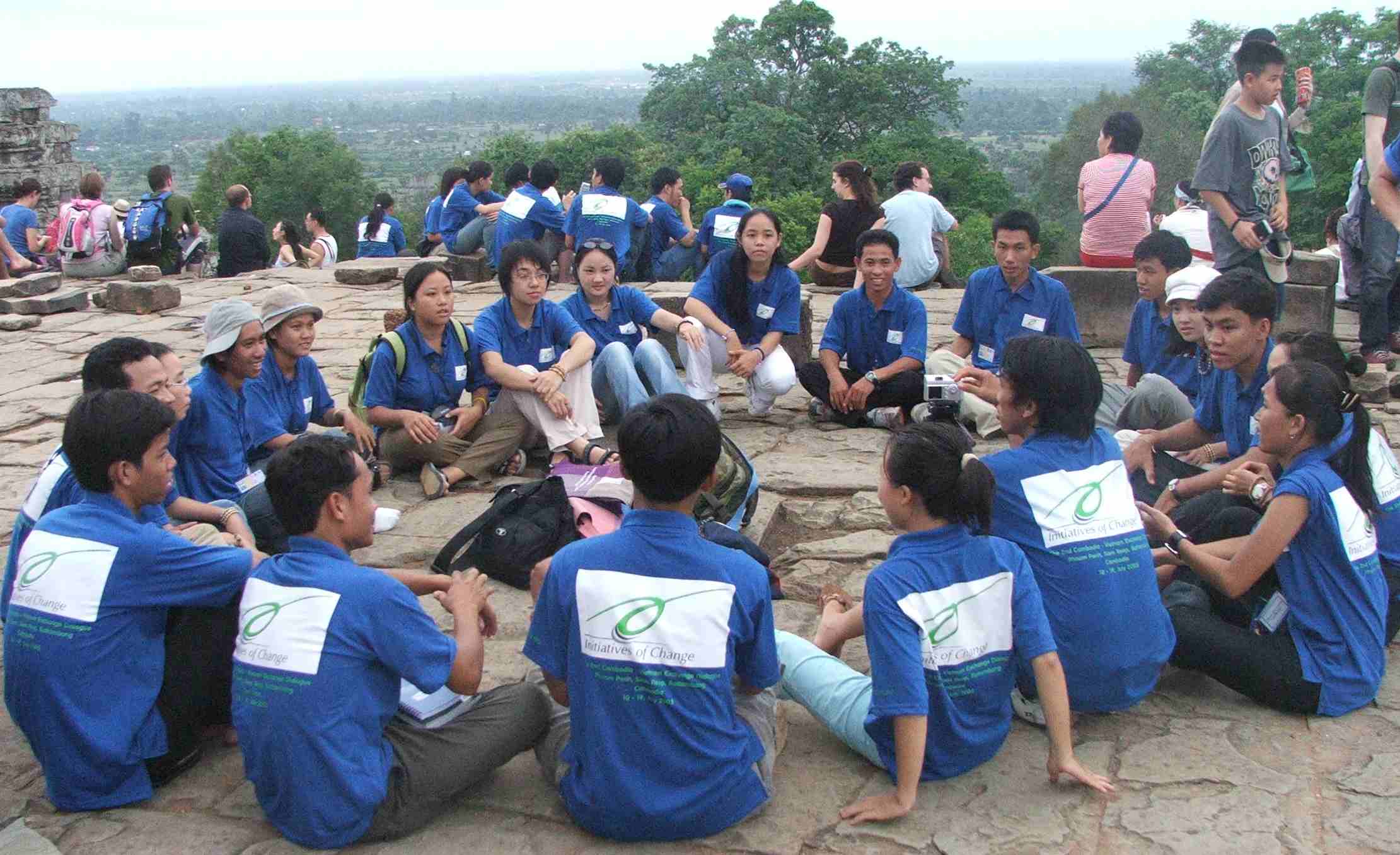 Young Cambodians and Vietnamese talk out their
issues on top of Bakheng mountain.