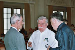 Lech Walesa (au centre)en conversation avec Jean-Daniel Gerber,Secrétaire Suisse aux Affaires économiques (gauche) et le journaliste Bernard Margueritte