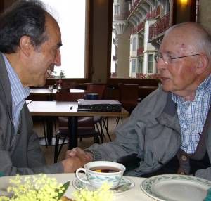 Mohamed Sahnoun, Président d'Initiatives et Changement - International en conversation avec Philippe Mottu, un des pionniers de Caux