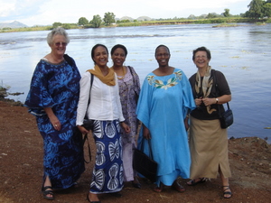 Secretária de Criadoras de Paz, Clementine Lue Clark (2ª à esquerda), da Jamaica e dos EUA, com Jean Brown (última à direita) e Criadoras de Paz no Sudão, junto ao Rio Nilo.