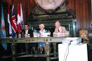 Jorge Saraco, Digna Hintzen y Tom Jones dirigiéndose a la audiencia.