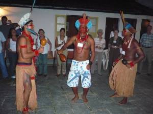 Indígenas de la tribu Pataxó (Porto Seguro, Brasil) abrieron el encuentro con una danza