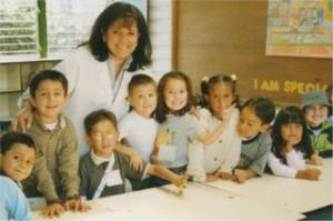 Gina Sánchez de Bogotá, Colombia, con alumnos del colegio Nueva Inglaterra.