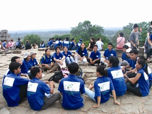 Jovens cambojanos e vietnamitas falam sobre seus problemas no topo da montanha Bakheng