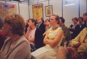 Animation d'Initiatives et Changement pour des adultes au Salon des Initiatives de Paix à Paris, juin 2004 