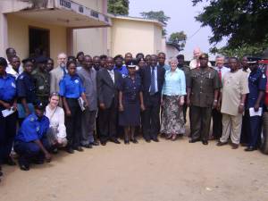 Participantes del curso para capacitadores con el Ministro Kargbo, AIG Kadi Fakondo y John Bangura (Fundador de H-SL)