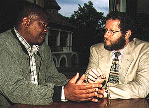 Sydney Choma, Mayor of Middelburg, South Africa, exchanges views with Yehezkel Landau