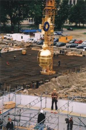 The new cupola is hoisted into position, Frauenkirche, Dresden, Germany