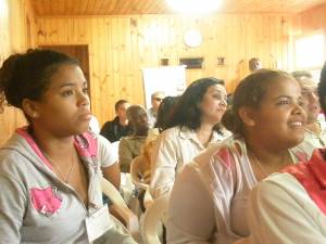 Atentos, jovens escutam às ações mundiais de IM