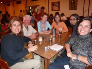 Brasil, India, Rumanía, Ukrania, Reino Unido y Guatemala (de D a I) comiendo juntos en Asia Plateau 