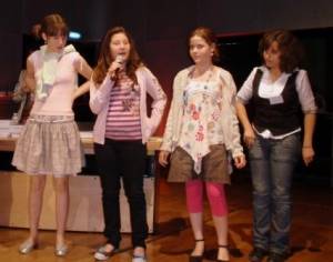 Les élèves gagnants du premier prix collège dans le cadre du 3ème Salon international des Initiatives de Paix, 31 mai