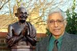 Rajmohan Gandhi by a statue of his grandfather during a visit to Hull November 2005
							