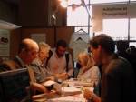 Des visiteurs sur le stand